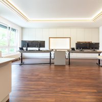 Büro in Lichtgrau und Nussbaum