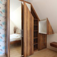 Dachschräge im Schlafzimmer optimal genutzt